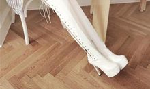 一双白色高跟鞋