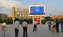 从政府广场轻轻走