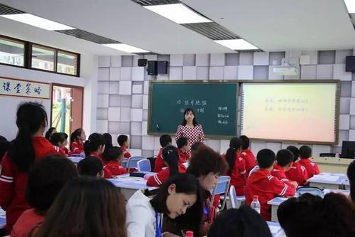 今天有老师来上课