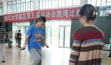 紧张刺激的跳绳比赛