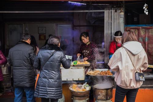 热闹的早餐店