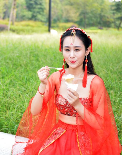 姐姐在吃饭