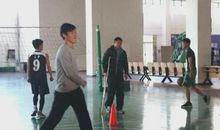 拄着双拐的老师