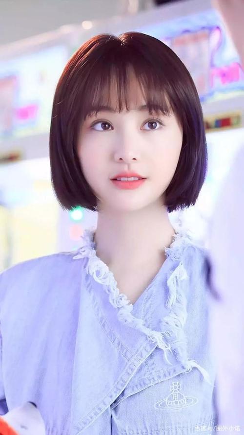 她看起来很好笑
