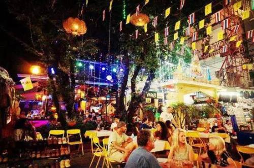 我穿过夜市