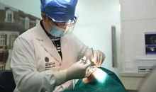 紧张的“牙科医生”