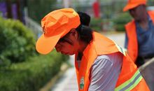 酷暑中辛勤的工作者