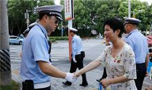 采访酷暑中辛勤的工作者