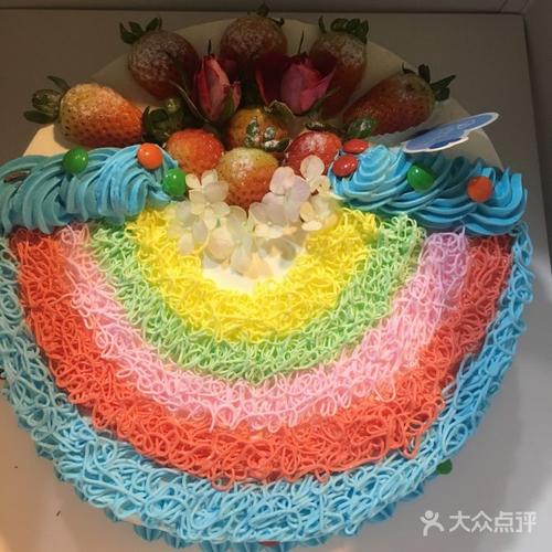 “偷”吃蛋糕的贪婪的猫
