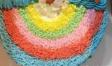 “偷”吃蛋糕的小馋猫