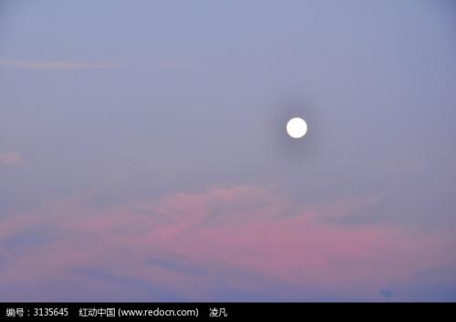 披彩霞月亮