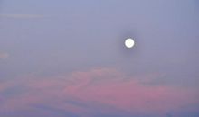 披彩霞的月亮