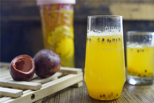 品尝柠檬蜂蜜茶