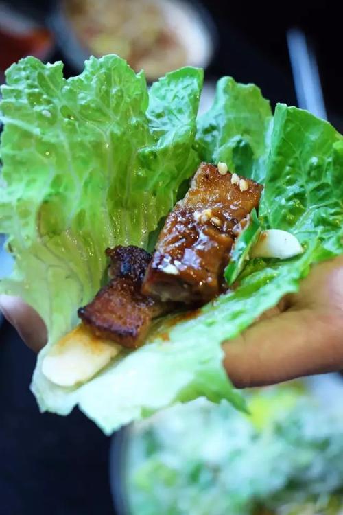 做生菜烤羊肉串