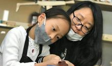 和妈妈一起做木工