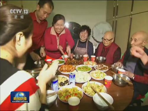 餐桌上的“新闻广播”