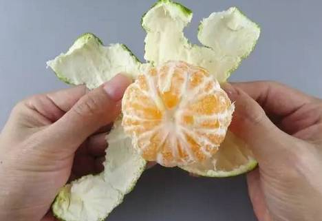 剥橙子