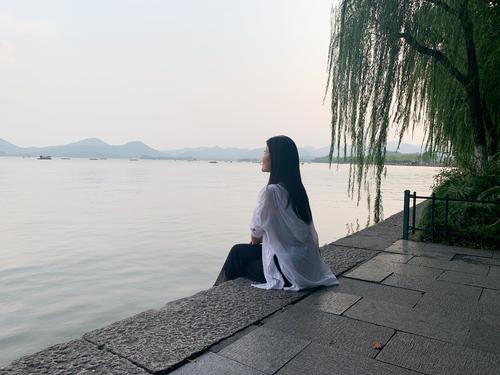 经过西湖