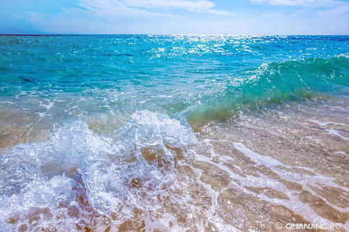 阳光明媚的海滩和海浪