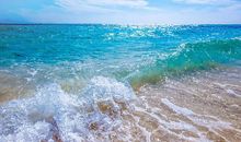 阳光沙滩和海浪