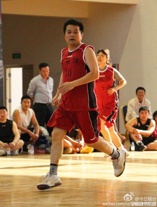 我的篮球在同一张桌子上生气