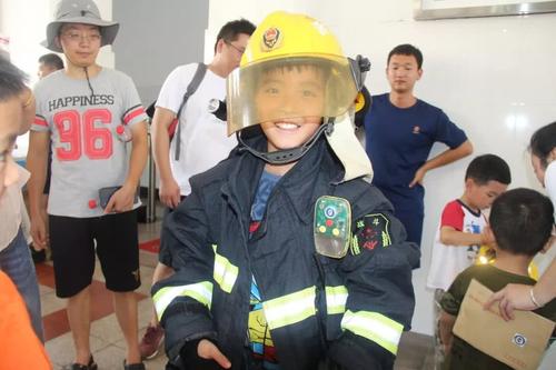 接近消防员叔叔