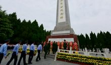 参观烈士纪念碑