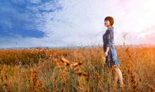 走在秋天的田野里