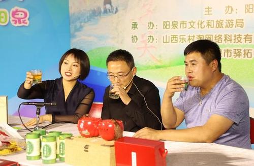 走进客厅
