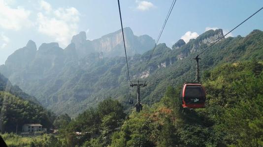 乘坐天门山缆车