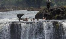 游泳池惊险一幕