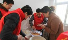 为老人们献爱心