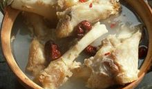 为什么炖骨头汤时要放醋