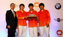 陶醉于合作成功的喜悦