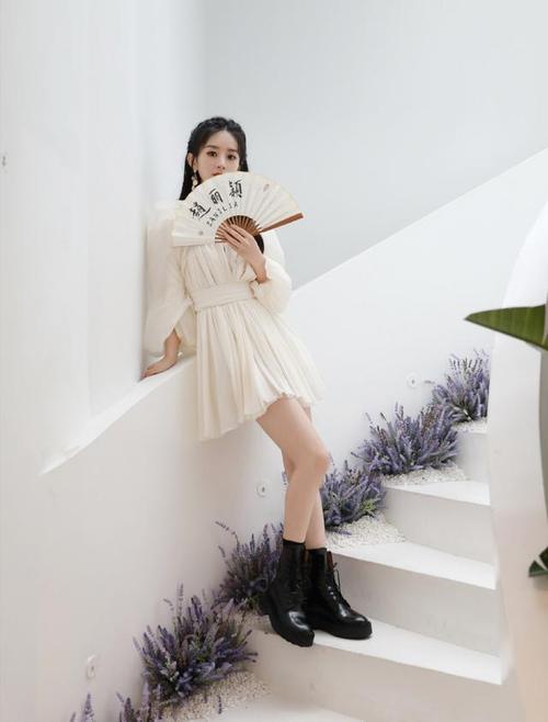 美丽的白色纱布裙