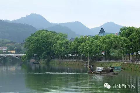 金山脚下的小山村