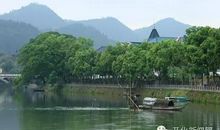 金山脚下的小山村