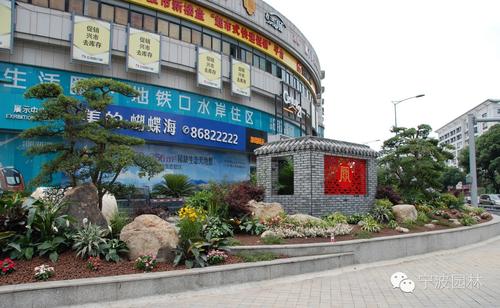 学校门口的大花坛