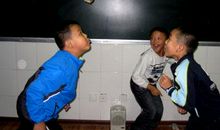 有趣的吹鸡毛比赛