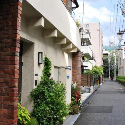 校园旁的街道