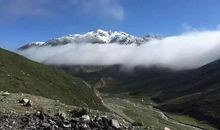 有雨山戴帽，无雨山没腰