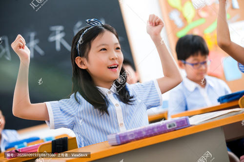 小马在教室里