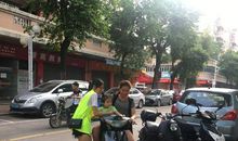 校门口的那道特别风景线