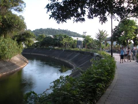 沿着小路走