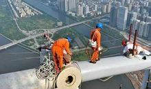 暮色下的清洁工