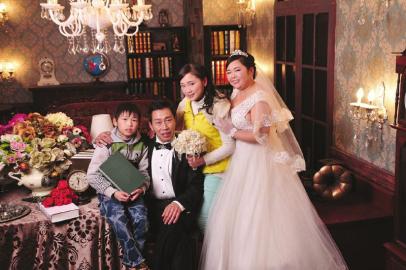 给妈妈穿上婚纱
