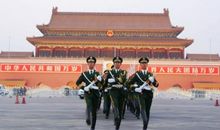 国旗台前的颁奖典礼