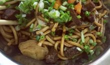 卧在面馆前的狗