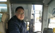 为公交车司机竖起大拇指