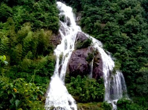 使山更绿，水更蓝